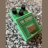 Zelený efekt pedál s kovovým šasi a třemi černými oválnými knoflíky. Na horní části je bílý nápis TUBE SCREAMER a pod ním menší text Overdrive Pro TS…