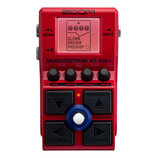 Červený efektový pedál značky ZOOM, model MULTISTOMP MS-60B+. Na displeji je zobrazen nápis CLEAR DRIVER PREAMP. Zařízení má čtyři černé otočné ovlad…