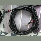 Černý instrumentální kabel s pravoúhlým a rovným konektorem typu jack. Oba konektory mají červené označení u základny. Na povrchu kabelu je viditelný…
