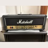 Černý kytarový kombozesilovač značky Marshall, model TSL60 TRIPLE SUPER LEAD JCM 2000 - 60W. Přední panel je zlatý s řadou ovládacích knoflíků, přepí…