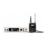 Bílá racková základna a černý bezdrátový vysílač s dvěma anténami. Na základně je displej s nápisy B.Ch U1 1 ev G4, 548.100 MHz a AF Out: +18 dB, dál…