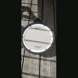Fotografie znázorňuje elektronický buben s bílým mesh povrchem a černým obručem. Na membráně jsou nápisy „Roland“, „MESH HEAD“ a „Reg. U.S. Pat. & Tm…