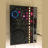 Černý DJ efektový procesor a kontrolér značky Pioneer s označením EFX-1000. Zařízení obsahuje velký ovládací disk s modrým podsvícením, několik menší…