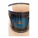 Modrý buben s přechodem do černé barvy. Na koruse je nápis AQUARIAN FOCUS-X. Na korpusu se nachází štítek s textem MAPEX PERCUSSION TECHNOLOGY MARS P…