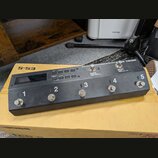 Černý efektový spínač s pěti stoupacími spínači označenými čísly 1 až 5. Na horní části je nápis EFFECT SWITCHING SYSTEM ES-5 BOSS, displej a ovládac…