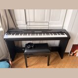 Černý digitální piano s klaviaturou a přívodním kabelem, umístěný na černém stojanu. Na levé straně je nápis MEDELI a vpravo označení PIANO 100. Před…
