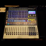 Digitální mixážní pult PreSonus STUDIOLIVE 16.0.2 v černé a stříbrné barvě. Horní část obsahuje modré ovládací panely s nápisy jako Compressor, Limit…