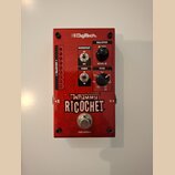 Červený efekt pedál s nápisy Digitech, Whammy RICOCHET a TRUE BYPASS. Na horní části jsou ovládací prvky s popisky BALLISTICS, MOMENTARY (přepínač ON…