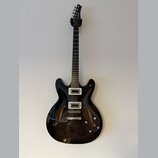 Černá polodupatá elektrická kytara s lesklým povrchem a dvěma f-otvory. Na hlavě je bílý nápis Epiphone a na hmatníku viditelné pražce. Nástroj má dv…