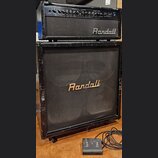 Černý kytarový stack značky Randall skládající se z komba a reproduktorové skříně. Horní jednotka nese nápisy KH-120, THE 100 WATTS GUITAR AMPLIFIER…