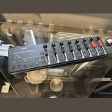 Černý MIDI kontrolér s nápisem KORG a nanoKONTROL2. Zařízení obsahuje osm posuvníků, osm otočných knoflíků a několik malých tlačítek s označením TRAC…