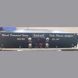 Černý rackový koncový stupeň s bílými nápisy. Na předním panelu jsou texty Black Diamond Stereo, Rockwell POWER OF SOUND, Tube Power Amlifier, 50/50…