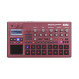Červený sampler KORG electribe sampler MUSIC PRODUCTION STATION. Zařízení obsahuje displej s nápisem 001 Advisory 1 Part:01 OSC: Trap, několik otočný…