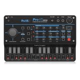 Černý hybridní syntetizátor s nápisy ProVS MINI a HYBRID VECTOR SYNTHESIZER. Horní panel obsahuje ovládací knofíky, tlačítka a značku behringer v dol…