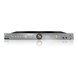 Stříbrný rackový monitor kontroler s nápisy SATORI, Mastering Grade Monitor Controller a logem Antelope. Přední panel obsahuje sekce INPUT SELECT a M…