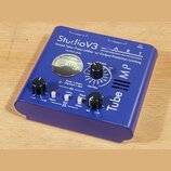Modrý předzesilovač s nápisy StudioV3, ART a Voiced Valve Preamplifier w/ Output Protection Limiting. Zařízení má analogový VU metr, dva černé oválné…