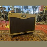 Kytarový kombo zesilovač v béžovém potahu s texturou. Na horní části je oválné logo Peavey a v dolní části nápis Peavey Classic 50. Přední strana je…