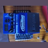 Modrý loop pedál značky DigiTech s nápisem JamMan STEREO LOOPER/ PHRASE SAMPLER/SOLOXT. Zařízení má černý stoupací spínač s vyraženým logem DigiTech,…