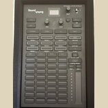Černý ovládací panel s nápisem Sound Switch a označením PROFESSIONAL LIGHTING CONTROLLER. Zařízení obsahuje digitální displej, několik otočných ovlad…