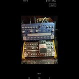 Dvě elektronické hudební zařízení značky behringer. Horní přístroj je modré barvy s nápisy RD-6 Computer Controlled Analog Drum Machine. Dolní přístr…