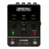 Černý efekt pedál s digitálním displejem, na kterém je nápis Adriatic Delay a parametry Time, Scale, Feedbk. Zařízení má tři horní ovládací knoflíky…