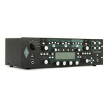 Černý rackový kytarový zesilovač s nápisem PROFILING AMPLIFIER a logem KEMPER. Přední panel obsahuje digitální displej, zahlreiche bílé ovratové knof…