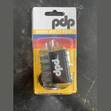 Produkt v originálním plastovém blisteru s nápisem DRUM MULTI-TOOL a logem pdp. Uvnitř se nachází kovový multifunkční nástroj stříbrné barvy s vyrytý…
