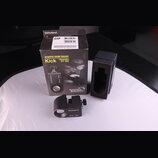 Na fotografii je černý trigger na basový buben značky Roland, model Kick TRIGGER RT-30K, spolu s originální krabicí. Na zařízení i na obalu je vidět…