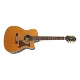 Akustická kytara s cutawayem, světlým dřevem desky a tmavými boky. Na hlavě hmatníku je bílý nápis Epiphone a na hmatníku nápis MASTERBUILT. Hmatník…