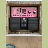 Černý efekt pedál Boss RC-30 Loop Station s červeným předním panelem a dvěma velkými stoupacími spínači. Na panelu jsou nápisy RC-30 DUAL TRACK LOOPE…