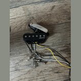 Černý snímač typu humbucker s nápisem Roswell. K nástroji patří chromovaný kryt a několik montážních šroubů s pružinami. Z těla snímače vedou černé,…