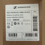 Fotografie etikety na krabici od produktu s nápisy SENNHEISER a HSP ESSENTIAL OMNI-BLACK. Je zde uveden popis Headset microphone, black / Headset-Mik…
