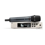 Fotografie zobrazuje bezdrátový mikrofon a přijímač značky SENNHEISER v šedé barvě. Na těle mikrofonu je nápis SENNHEISER ew G4 a na mřížce logo SENN…