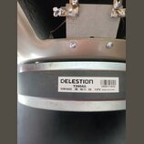 Detail zadní části reproduktoru s kovovým rámem a magnetem. Na magnetu je bílá nálepka s nápisy CELESTION, T3904A, VINTAGE 30 16 Ω 50 11FV a MADE IN…