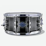 Černý snare drum s chromovaným hardwarem. Na koruse je umístěn oválný štítek s nápisy SONOR a SELECT FORCE. Na horním obruči je vidět text SONOR Powe…