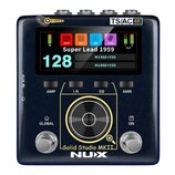 Tmavě modrý kytarový procesor s digitálním displejem a ovládacím knoflíkem. Na zařízení jsou nápisy CYBER IR, TS/AC 4K a Solid Studio MKII NUX. Displ…