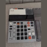 Šedý sampler s černým displejem a ovládacími prvky. Na horní bílé části je nápis K.O. II, pod ním japonské znaky サンプラー a text 64 MB SAMPLER COMPOSER.…