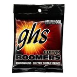 Černý plastový obal sady strun pro elektrickou kytaru. Na obalu je bílý nápis ghs, GUITAR BOOMERS a ROUNDWOUND ELECTRIC GUITAR STRINGS. V pravém horn…