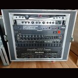 Hliníkový rackový kufřík obsahuje čtyři zařízení. Shora je umístěn st tuner BEHRINGER RACKTUNER, pod ním procesor ISP Technologies DECIMATOR ProRack…