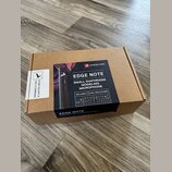 Kartonová krabice s produktem Antelope Audio EDGE NOTE Small Diaphragm Modeling Microphone. Na černé přebalové části je fotografie černého mikrofonu…