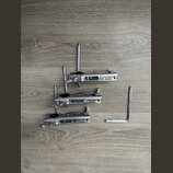 Tři kovové stříbrné svorky s černými gumovými vložkami. Každá svorka má bílý štítek s nápisem FastClamp TAMA. Povrch kovových částí je lesklý a v dob…