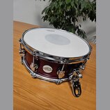 Vícevrstvý buben v tmavě červené barvě s chromovaným obručováním a ladidly. Na korpusu je umístěno logo s nápisem drums JW. Bílá membrána má v horní…