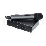 Na fotografii je bezdrátový mikrofonní systém tvořený ručním mikrofonem a přijímačem v černé barvě. Na přijímači je nápis XS WIRELESS 1 SENNHEISER, d…