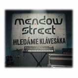 Fotografie zobrazuje klávesový syntezátor Roland JUPITER-X umístěný na černém X-stojanu. Nástroj je černé barvy s bílými klávesami a řadou barevných…