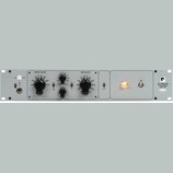 Šedý rackový mikrofonní předzesilovač s nápisem MIC AMPLIFIER TYPE REDD.47 E.M.I LTD a logem EMI. Přední panel obsahuje dva velké černé ovratové knof…