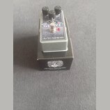 Kytarový efekt v šedém kovovém krytu s nápisem GLOVE a značkou electro-harmonix. Na horní části jsou tři černé ovládací knoflíky s popisky VOL, SHIFT…