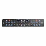 Černý rackový procesor s nápisy Solid State Logic vlevo a THE BUS 2-CHANNEL BUS COMPRESSOR & DYNAMIC EQUALISER vpravo. Zařízení obsahuje dvě analogov…