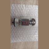 Elektronová lampa v prohladněném skleněném obalu s kovovou základnou a několika výstupními piny. Na vnitřní části je červený nápis KT88 a červené kul…