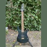 Elektrická kytara s tmavě modrým průsvitným lakem a vrstveným dřevem. Na hlavě hmatníku je bílý nápis Ibanez. Nástroj má dva humbuckery, jeden ovláda…