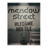 Černá elektrická housle s dutým korpusem a přiloženým smyčcem. Na pozadí je šedá stěna s nápisy „m endowed street“ a „HLEDÁME HOUSLE“. Vedle nástroje…